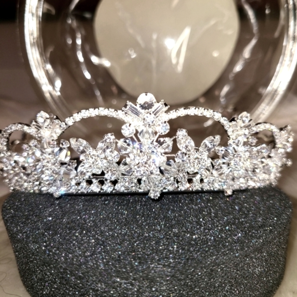 Tiara from David's Bridal Headpiece Collection. Brand New. Never Worn.